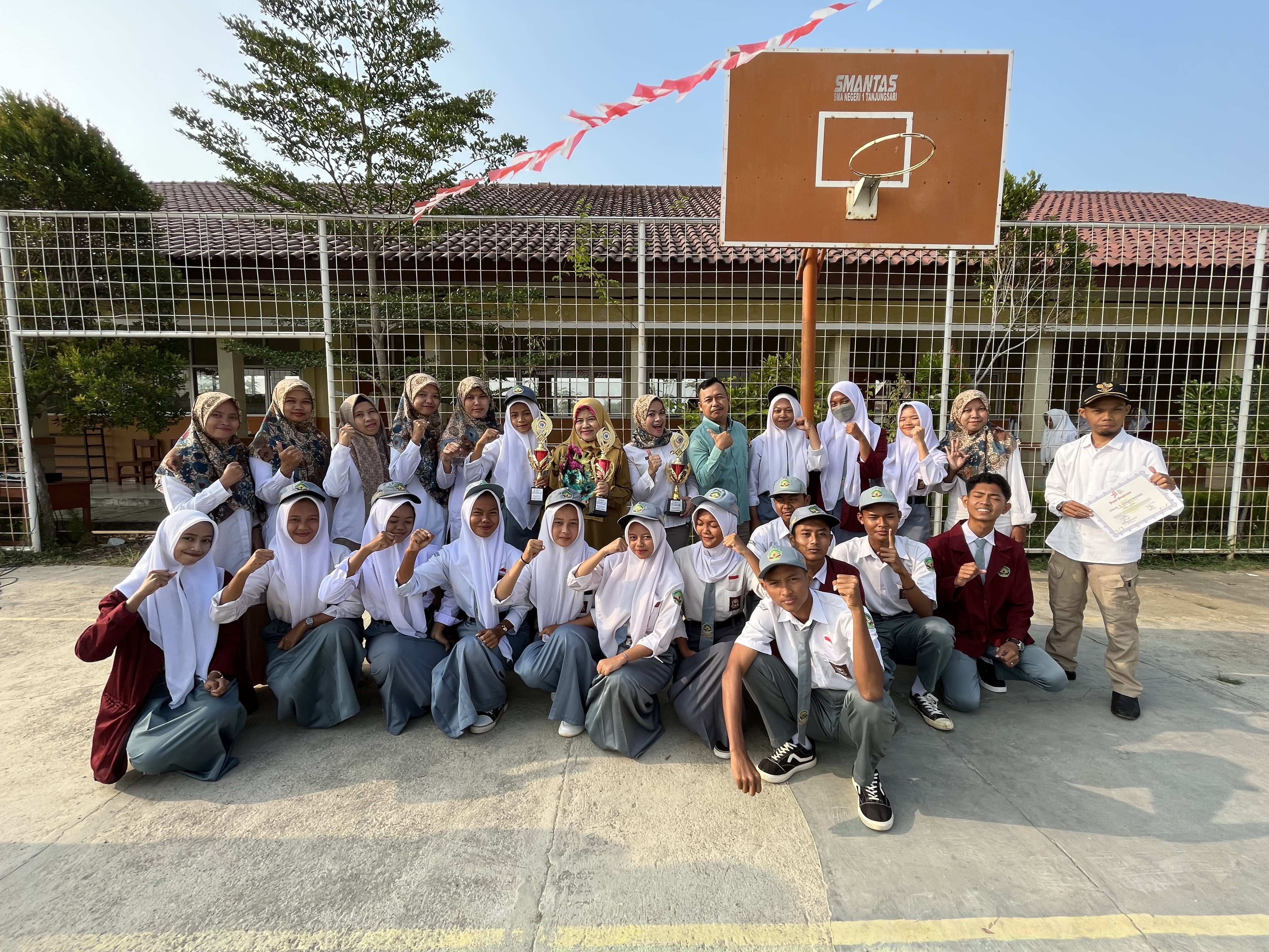 Penyerahan Piala dari Siswa untuk Sekolah