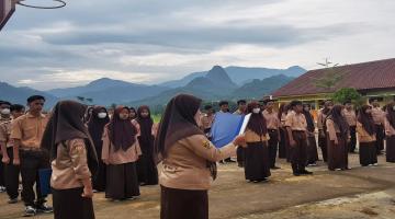 Upacara Memperingati Hari Pendidikan Nasional